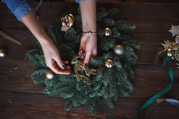 Decorador Prepara Corona Navidad Con Ramas Abeto Juguetes — Foto de Stock