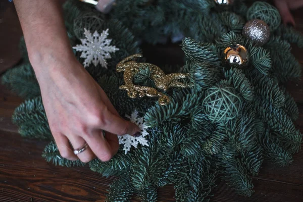 Decorator Prepares Christmas Wreath Fir Branches Toys — Stock Photo, Image