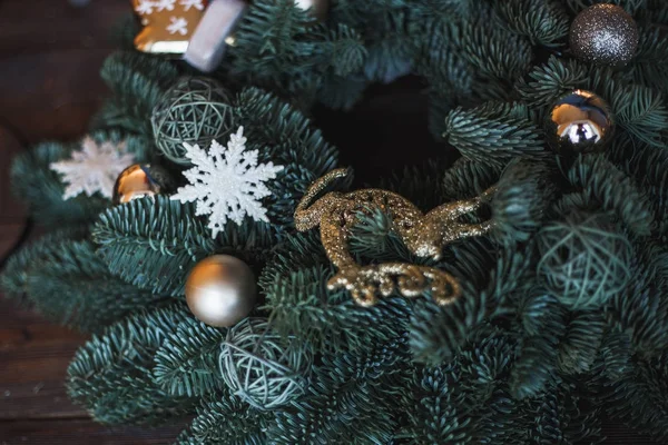 Decorateur Bereidt Kroon Van Kerstmis Met Spar Takken Speelgoed — Stockfoto