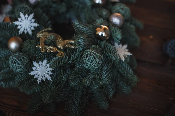 Decorator Prepares Christmas Wreath Fir Branches Toys — Stock Photo, Image