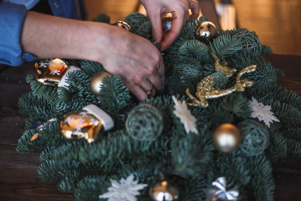 Decorator Prepares Christmas Wreath Fir Branches Toys — Stock Photo, Image