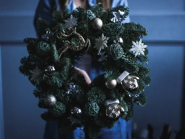 Decorator Prepares Christmas Wreath Fir Branches Toys — Stock Photo, Image