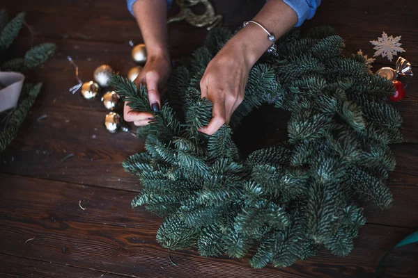 Decorador Prepara Corona Navidad Con Ramas Abeto Juguetes — Foto de Stock