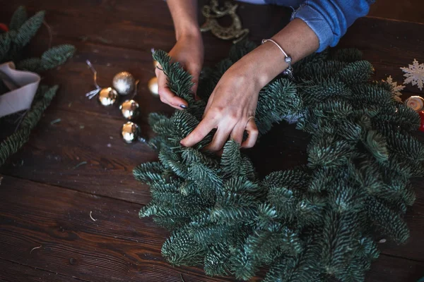 Decorador Prepara Corona Navidad Con Ramas Abeto Juguetes — Foto de Stock