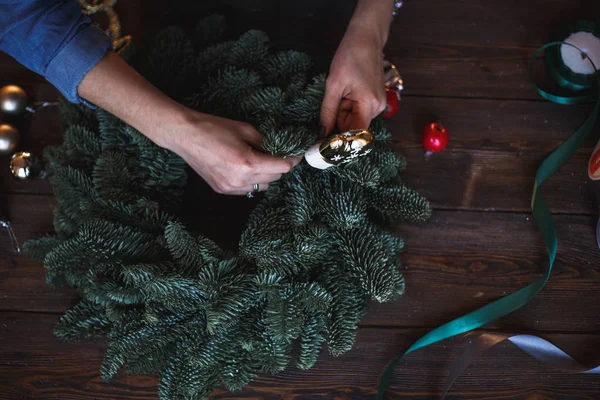 Decorador Prepara Corona Navidad Con Ramas Abeto Juguetes — Foto de Stock