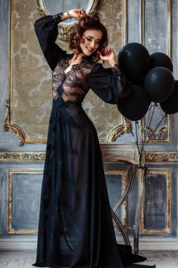 Klasik iç bir siyah boudoir içinde şehvetli genç kadın