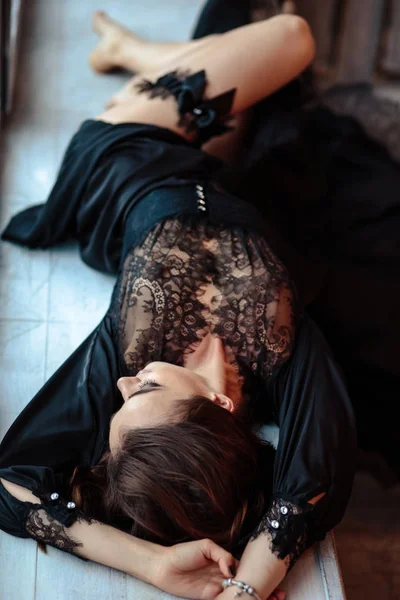 Αισθησιακή Νεαρή Γυναίκα Ένα Φόρεμα Μαύρο Μπουντουάρ Στο Κλασικό Εσωτερικό — Φωτογραφία Αρχείου