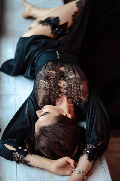 Sensual Jovem Mulher Vestido Boudoir Preto Interior Clássico — Fotografia de Stock