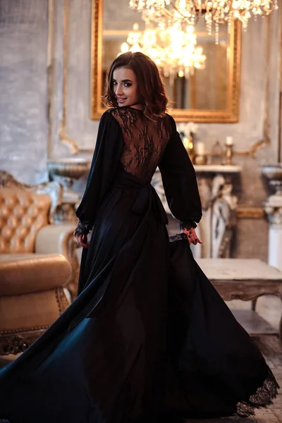 Sensuelle Jeune Femme Dans Une Robe Boudoir Noir Intérieur Classique — Photo