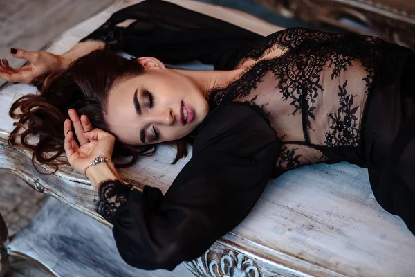 Klasik Bir Siyah Boudoir Içinde Şehvetli Genç Kadın — Stok fotoğraf