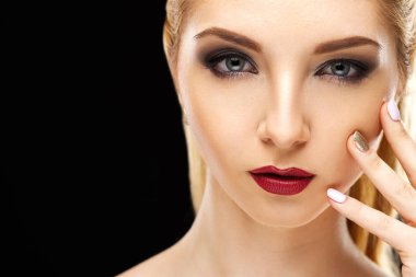 Altın rengi ve akşam makyaj mükemmel genç kadınla yakın çekim Güzellik Portresi