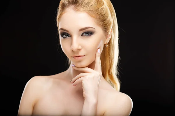 Beauty Porträtt Blond Ung Kvinna Med Perfekta Make Och Hår — Stockfoto