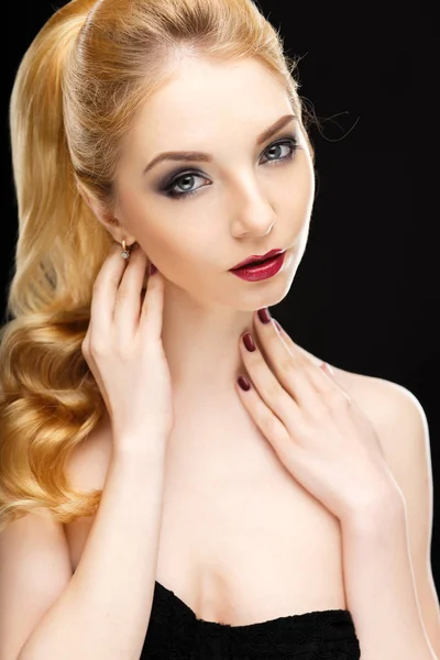 完美年轻女子金色头发和晚妆的亲密美女肖像 — 图库照片