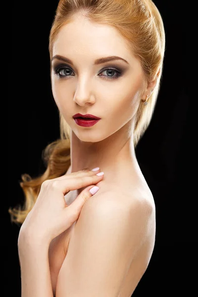 クローズ アップ美容の黄金の髪と夜メイク完璧な若い女性の肖像 — ストック写真