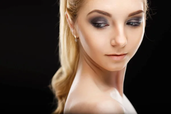 Retrato Beleza Mulher Jovem Loira Com Maquiagem Perfeita Estilo Cabelo — Fotografia de Stock