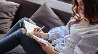 Zamanlama not defterinde şık ev iç güzel genç kadın. Freelancer iş kadını onun çalışma yerine.