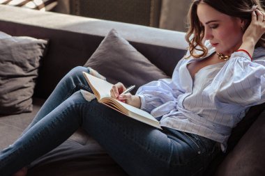 Zamanlama not defterinde şık ev iç güzel genç kadın. Freelancer iş kadını onun çalışma yerine.