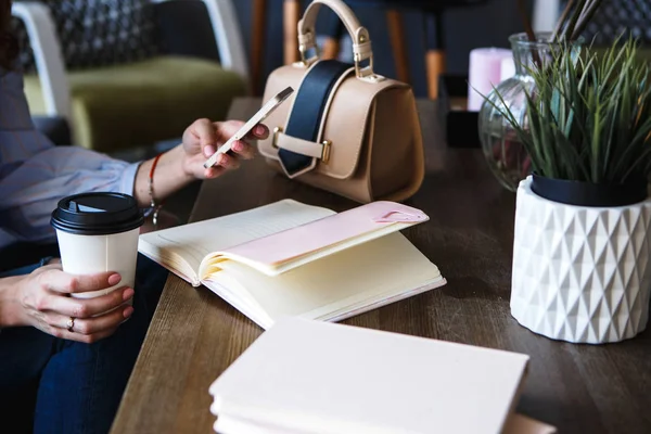 Close Foto Van Planner Notitieblok Een Houten Tafel Vrouwelijke Hand — Stockfoto