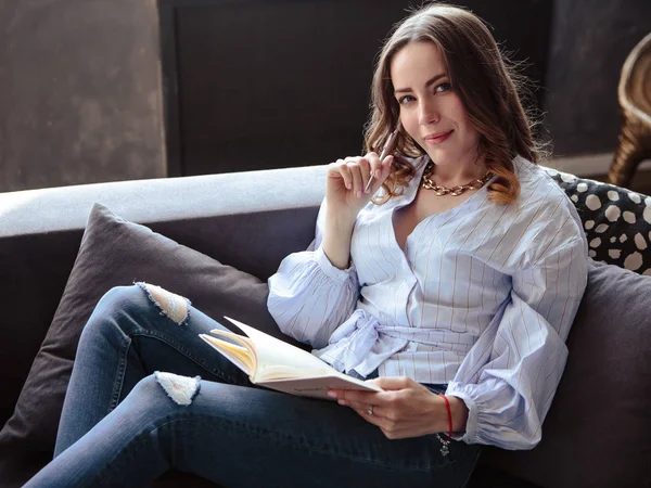 Belle Jeune Femme Avec Carnet Horaire Dans Intérieur Maison Élégant — Photo