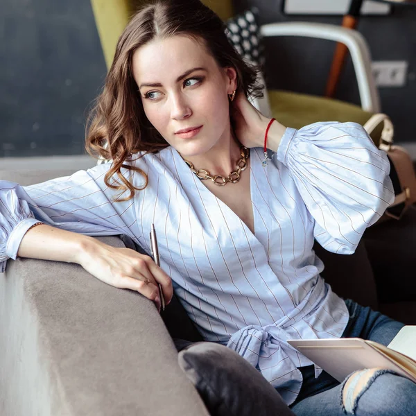 Hermosa Mujer Joven Con Cuaderno Horarios Interior Casa Con Estilo —  Fotos de Stock