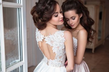 Güzel gelin ve nedimeleri lüks elbiseler. Düğün photosession ikiz genç kadınlarda
