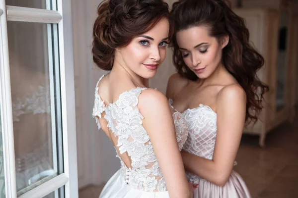 漂亮的新娘和伴娘在豪华礼服 Photosession 的双胞胎年轻女性 — 图库照片