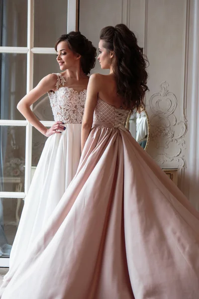 Piękne Panny Młodej Druhny Luksusowe Sukienki Twins Młodych Kobiet Photosession — Zdjęcie stockowe