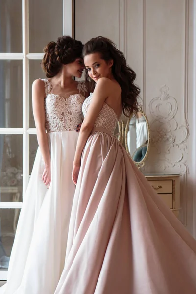 Bela Noiva Damas Honra Vestidos Luxo Gêmeos Mulheres Jovens Fotosessão — Fotografia de Stock