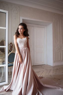 Lüks elbiseli güzel gelin. Düğün photosession güzel genç kadın