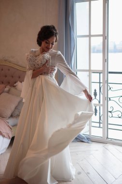 Bir sabah beyaz düğün sabahlığı güzel gelin. İç Güzellik Portresi