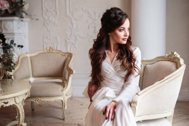 Bir sabah beyaz düğün sabahlığı güzel gelin. İç Güzellik Portresi