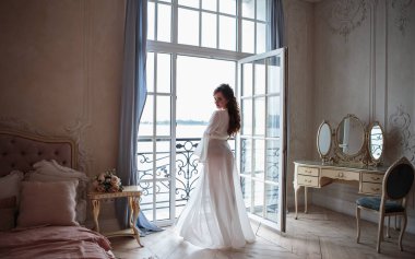 Bir sabah beyaz düğün sabahlığı güzel gelin. İç Güzellik Portresi