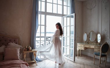 Bir sabah beyaz düğün sabahlığı güzel gelin. İç Güzellik Portresi