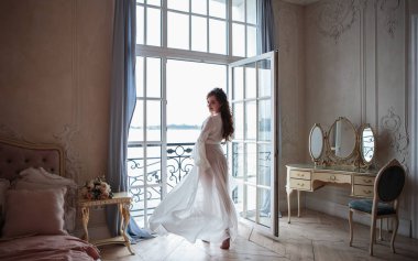 Bir sabah beyaz düğün sabahlığı güzel gelin. İç Güzellik Portresi