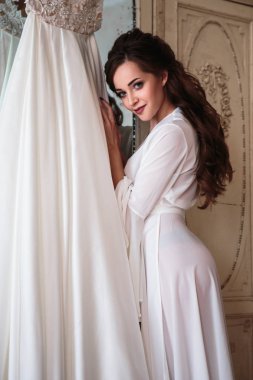 Bir sabah beyaz düğün sabahlığı güzel gelin. İç Güzellik Portresi