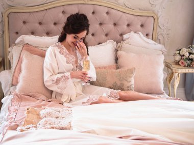 Bir sabah beyaz düğün sabahlığı güzel gelin. İç Güzellik Portresi