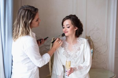 bir sabah düğünden önce güzel gelin hazırlama makyaj sanatçısı