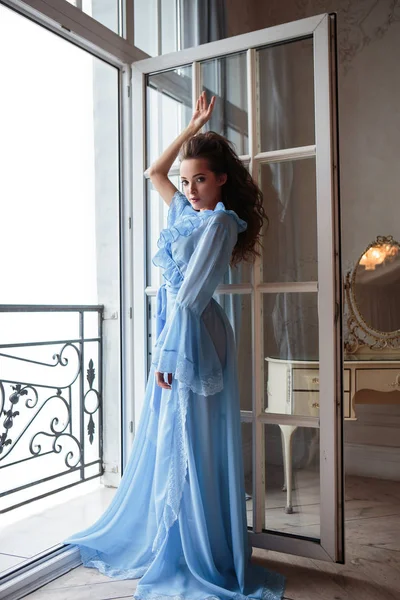 Belle Mariée Jeune Femme Dans Une Longue Peignoir Bleu Dans — Photo