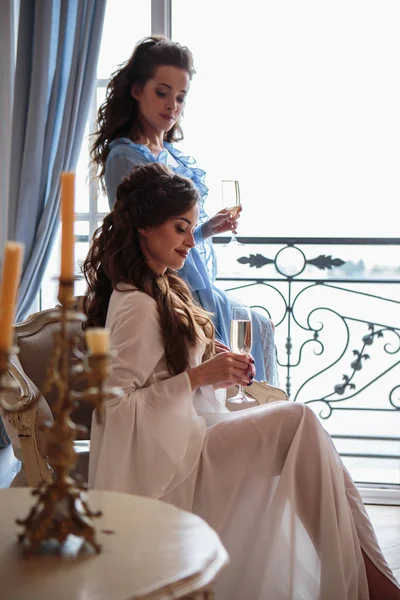 Mooie Tweelingen Jonge Vrouwen Met Glazen Champagne Elegante Interieur Kamer — Stockfoto