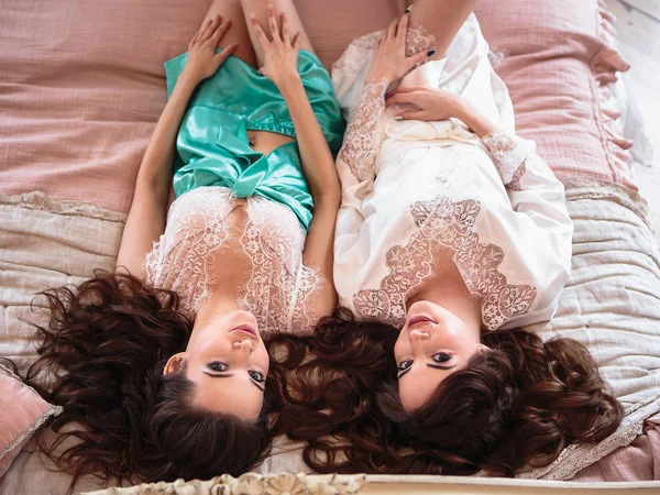 Güzel Genç Bayanlar Dantelli Pijama Ikizler Gelin Braidsmaid Bir Sabah — Stok fotoğraf