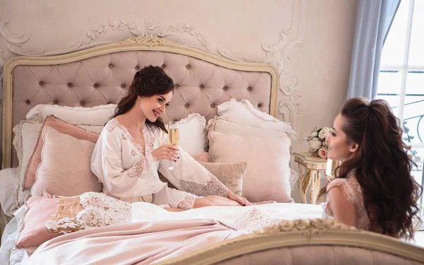 两个漂亮的双胞胎年轻女人在蕾丝睡衣 新娘和 Braidsmaid 在一起在一个早晨 — 图库照片