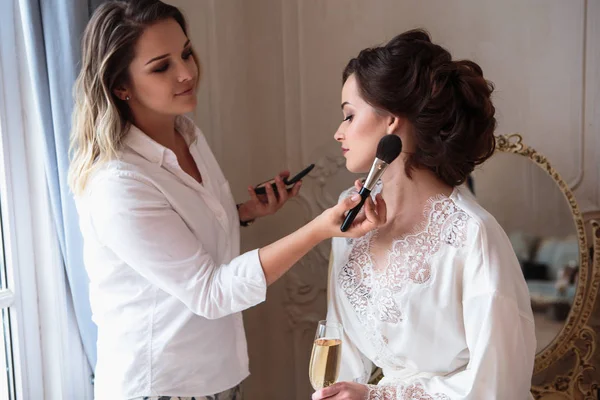 Truccatore Preparare Bella Sposa Prima Del Matrimonio Mattino — Foto Stock