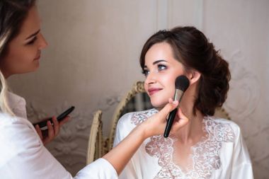 bir sabah düğünden önce güzel gelin hazırlama makyaj sanatçısı