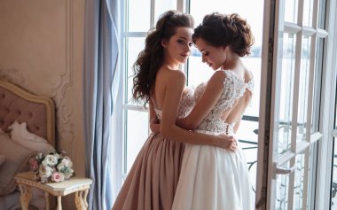 Güzel gelin ve nedimeleri lüks elbiseler. Düğün photosession ikiz genç kadınlarda