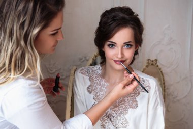 bir sabah düğünden önce güzel gelin hazırlama makyaj sanatçısı