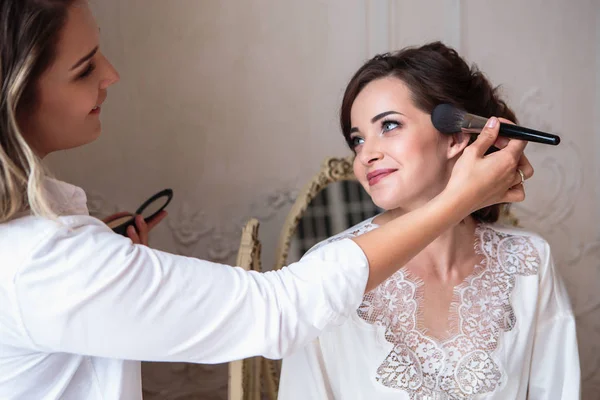 Artista Maquiagem Preparar Noiva Bonita Antes Casamento Uma Manhã — Fotografia de Stock