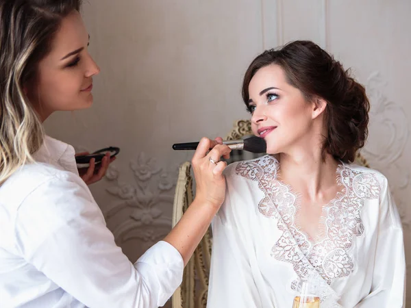 Maquillador Preparando Hermosa Novia Antes Boda Una Mañana —  Fotos de Stock