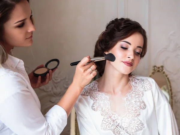 Maquillador Preparando Hermosa Novia Antes Boda Una Mañana —  Fotos de Stock