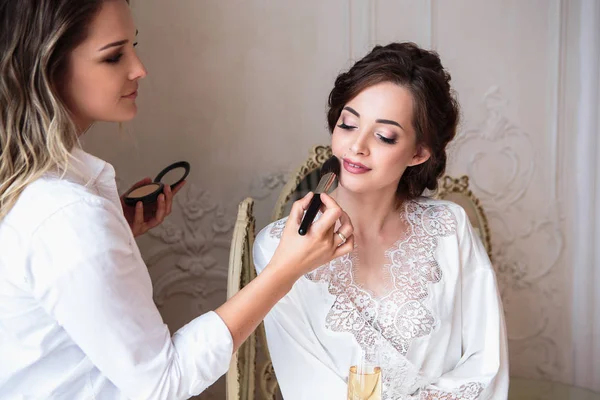 化妆师准备美丽的新娘在婚礼前的早晨 — 图库照片