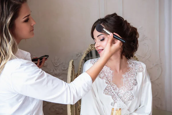 Artista Maquiagem Preparar Noiva Bonita Antes Casamento Uma Manhã — Fotografia de Stock